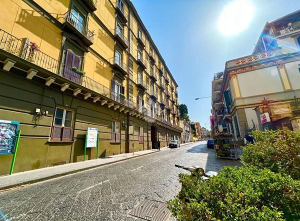 appartamento in vendita a Napoli in zona Chiaia