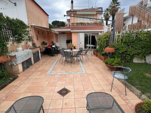 casa indipendente in vendita a Napoli in zona Posillipo