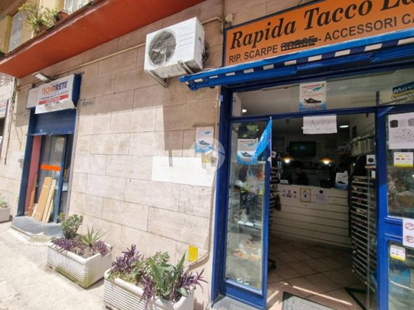 negozio in vendita a Napoli in zona Arenella