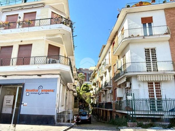 appartamento in vendita a Napoli in zona Chiaia