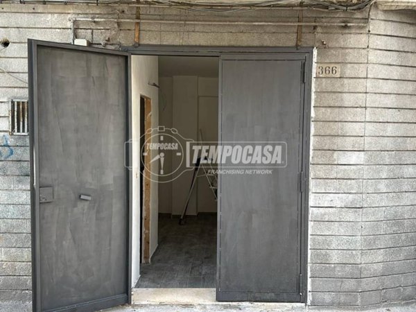 negozio in vendita a Napoli in zona Capodichino