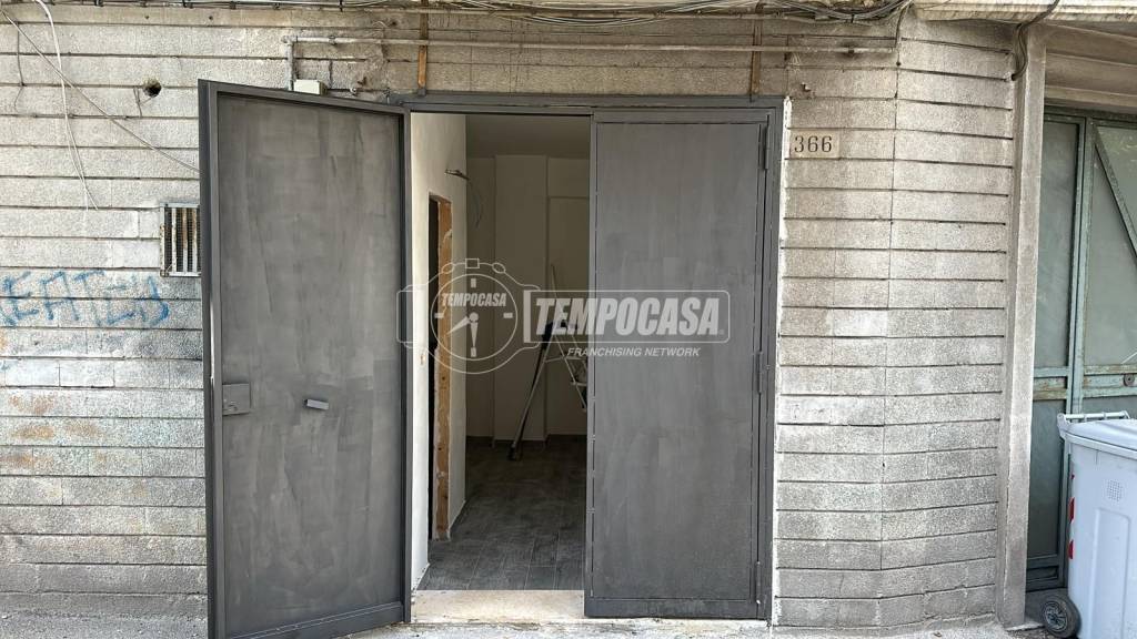 negozio in vendita a Napoli in zona Capodichino
