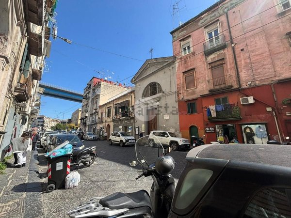 locale commerciale in vendita a Napoli in zona San Carlo all'Arena