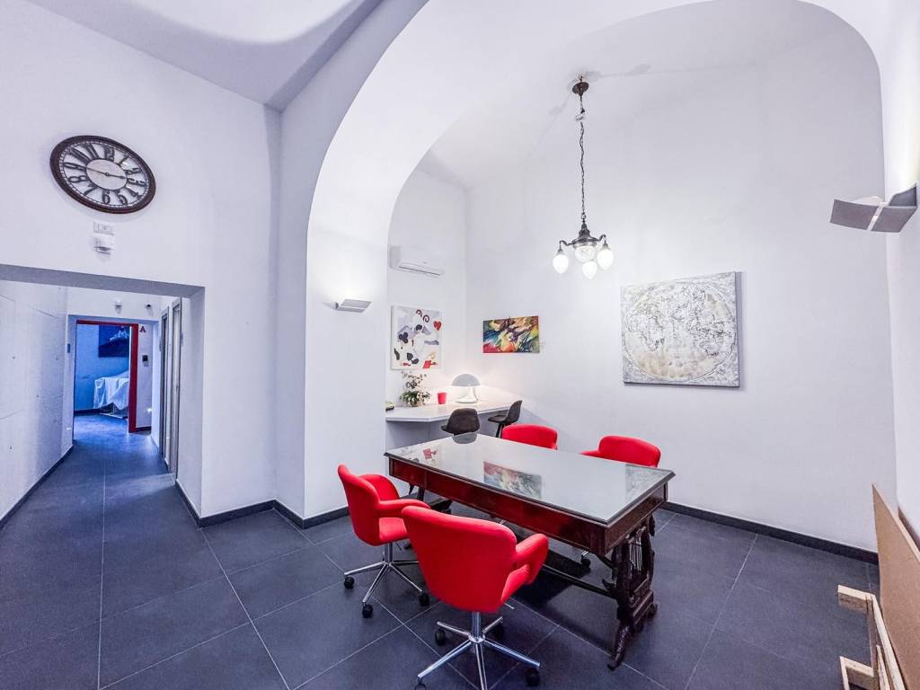 appartamento in vendita a Napoli in zona Chiaia