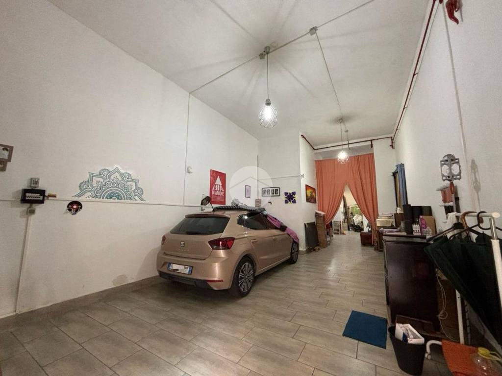 negozio in vendita a Napoli in zona Vicaria