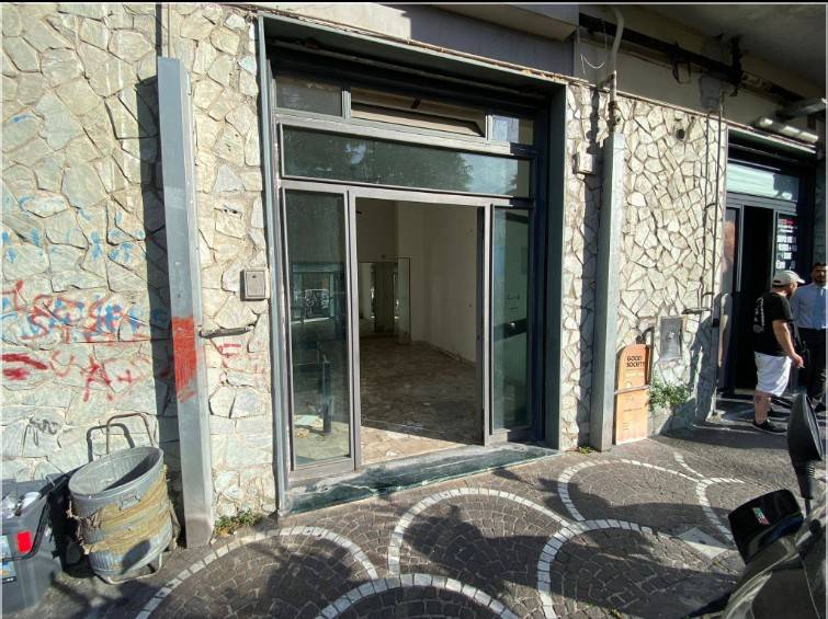 negozio in vendita a Napoli in zona Secondigliano