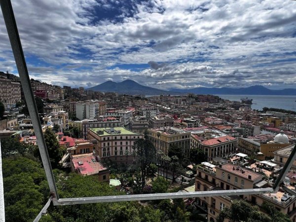 appartamento in vendita a Napoli in zona Chiaia