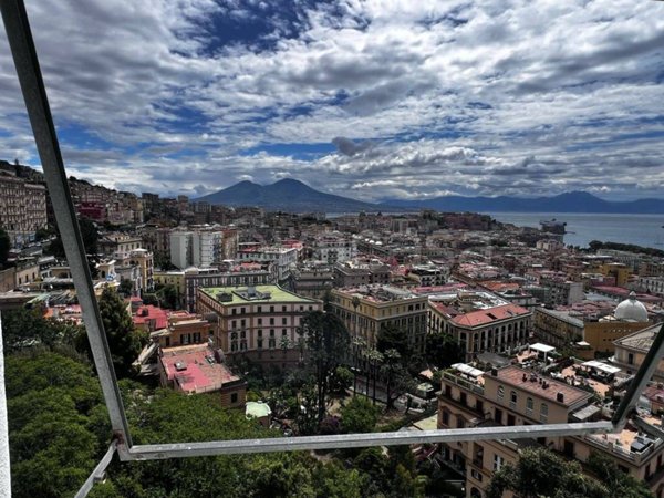 appartamento in vendita a Napoli in zona Chiaia