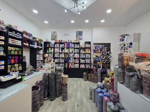 negozio in vendita a Napoli in zona Fuorigrotta