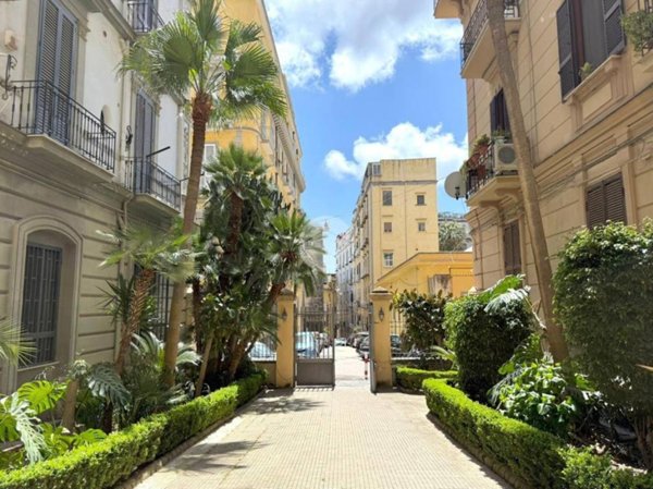 appartamento in vendita a Napoli in zona Chiaia
