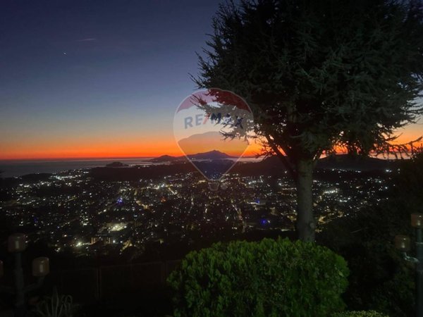 casa indipendente in vendita a Napoli in zona Camaldoli