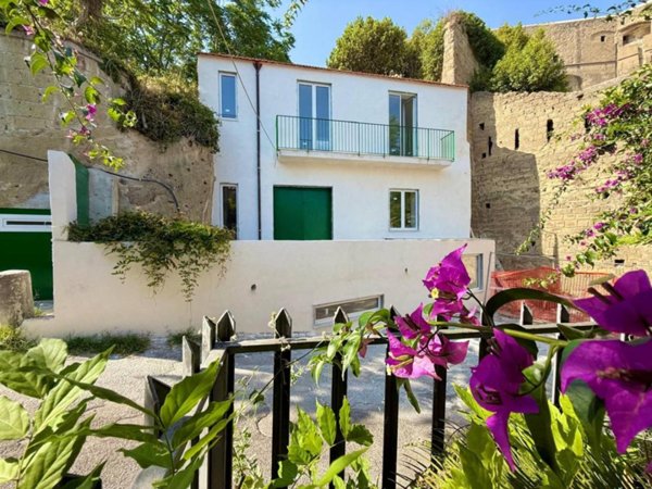 casa indipendente in vendita a Napoli in zona Vomero