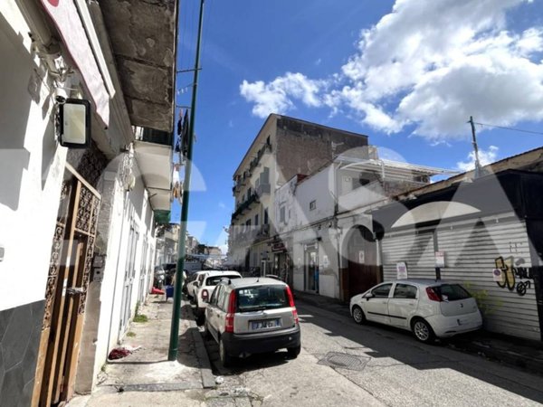 negozio in vendita a Napoli in zona Secondigliano