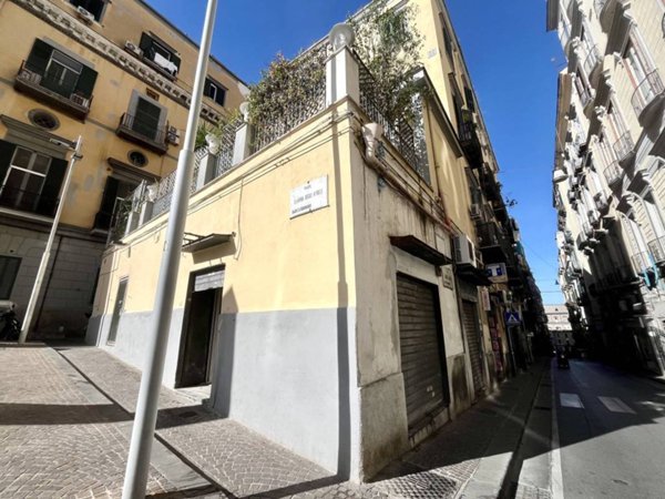 negozio in vendita a Napoli in zona Chiaia