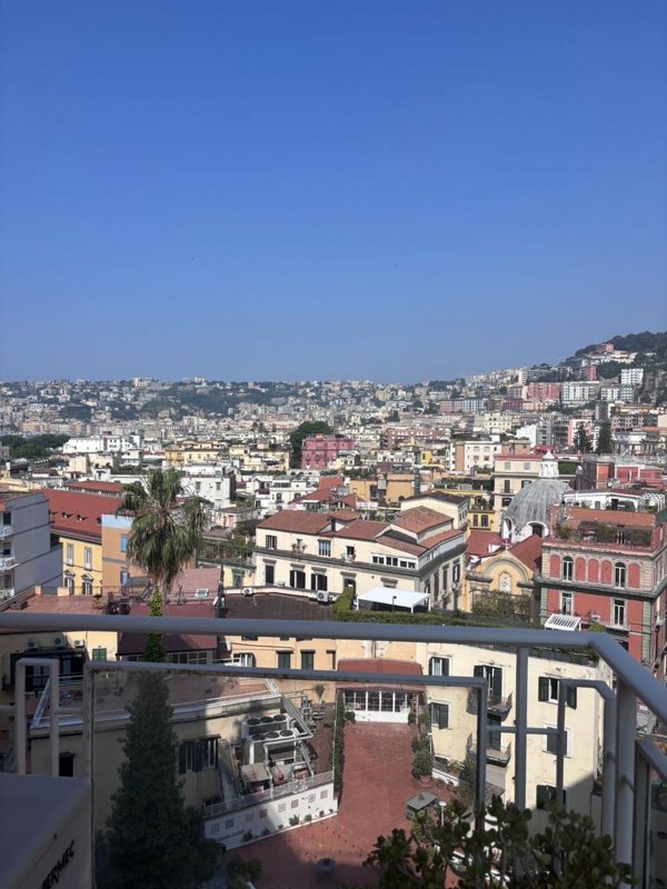 appartamento in vendita a Napoli in zona Chiaia