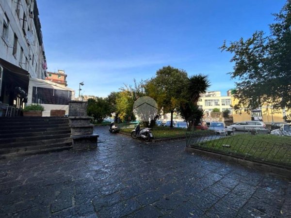 negozio in vendita a Napoli in zona Stella