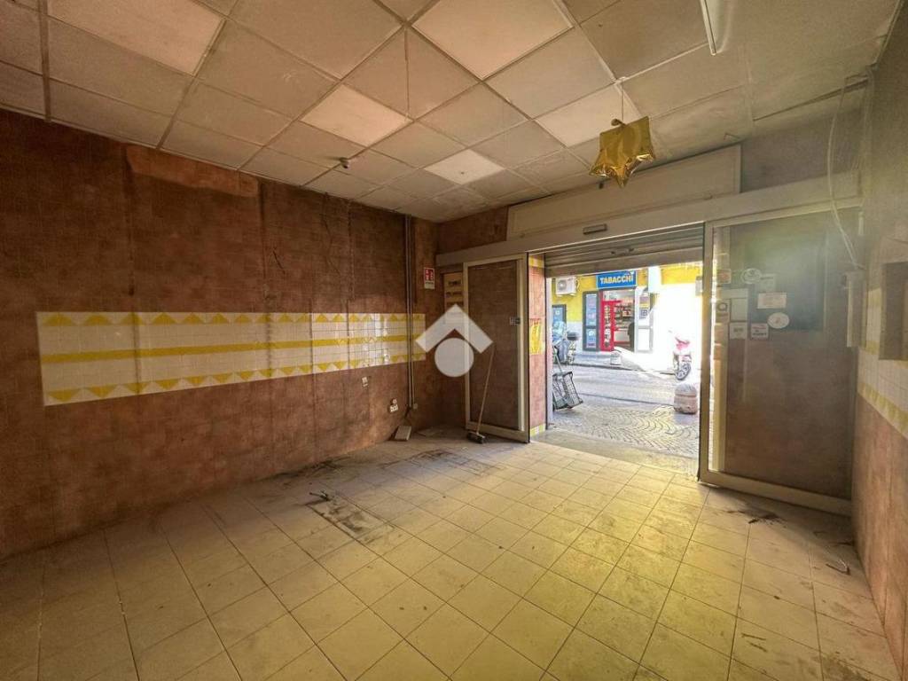 negozio in vendita a Napoli in zona Scampia