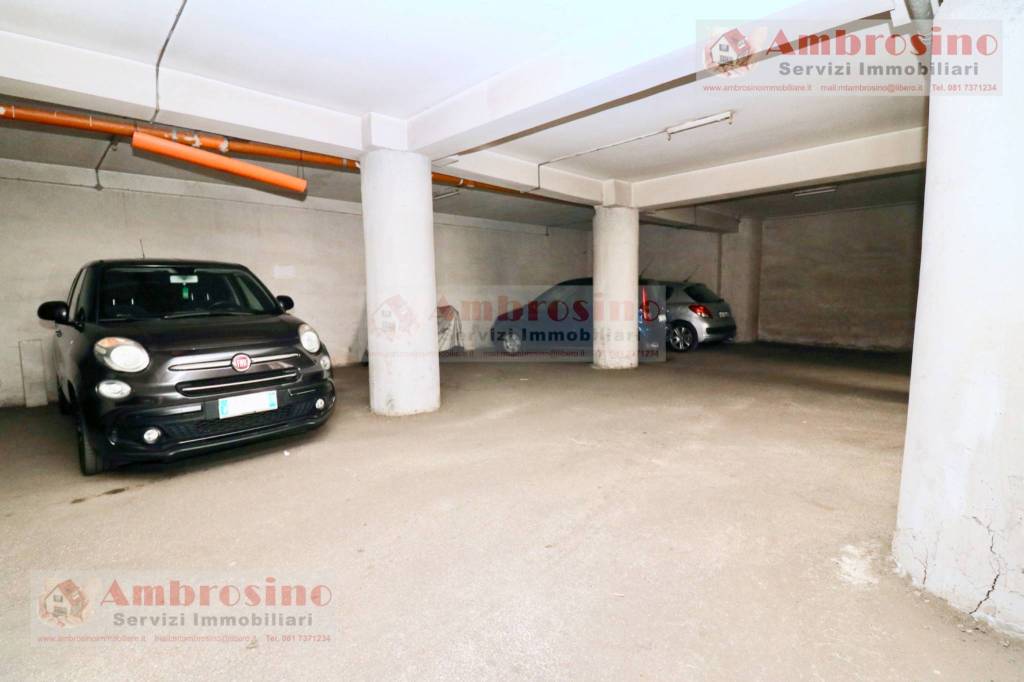 locale commerciale in vendita a Napoli in zona Capodichino