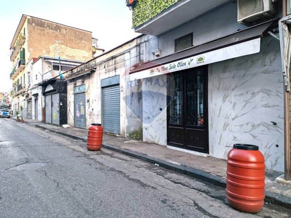 locale commerciale in vendita a Napoli in zona Secondigliano