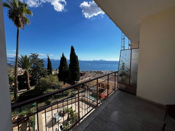 appartamento in vendita a Napoli in zona Chiaia