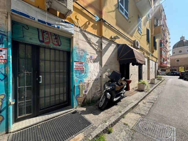 negozio in vendita a Napoli in zona Fuorigrotta