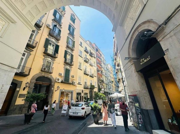 negozio in vendita a Napoli in zona San Ferdinando
