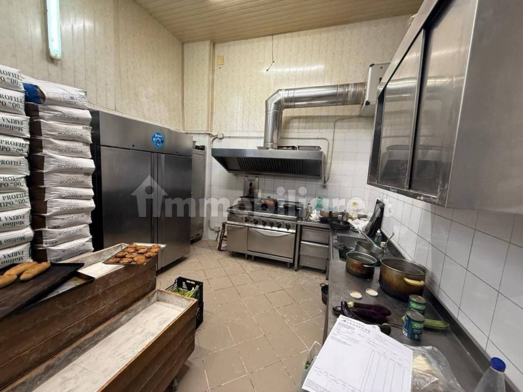 negozio in vendita a Napoli in zona Fuorigrotta