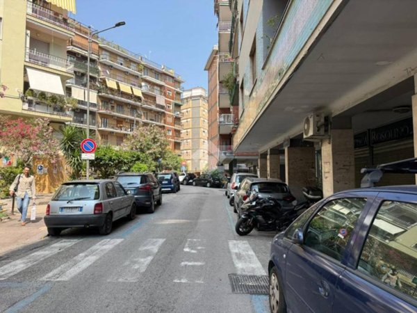 negozio in vendita a Napoli in zona Camaldoli