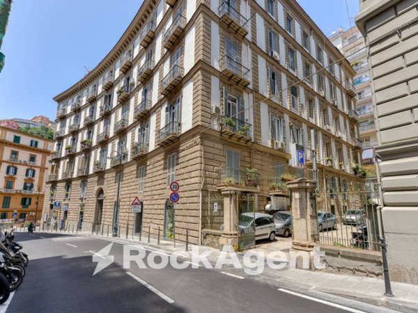 appartamento in vendita a Napoli in zona Chiaia