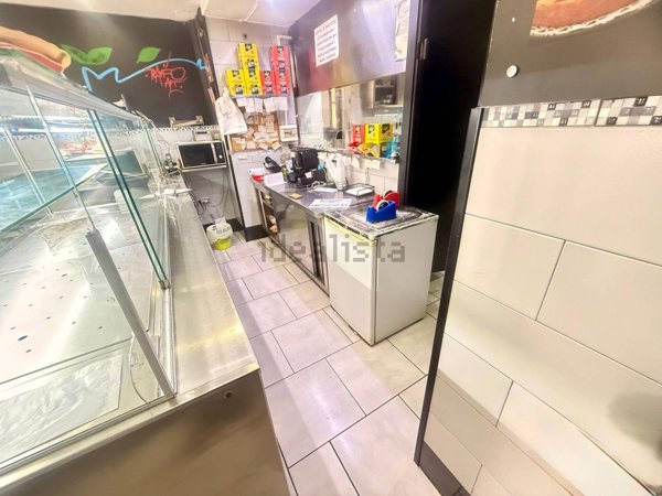 locale commerciale in vendita a Napoli in zona San Carlo all'Arena