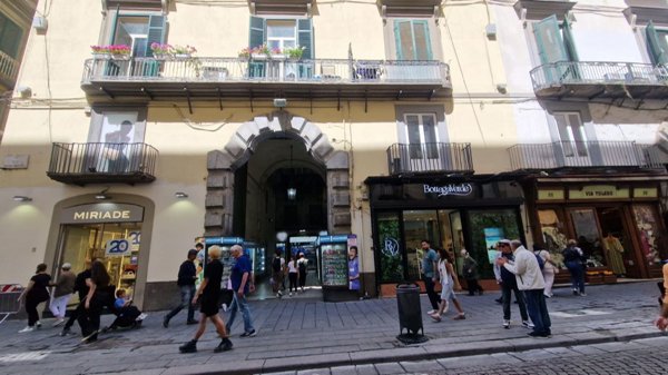 locale commerciale in vendita a Napoli