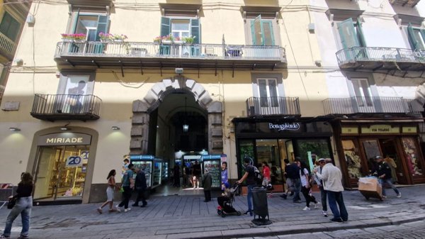 locale commerciale in vendita a Napoli