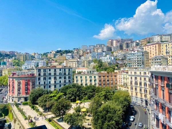 appartamento in vendita a Napoli in zona Chiaia