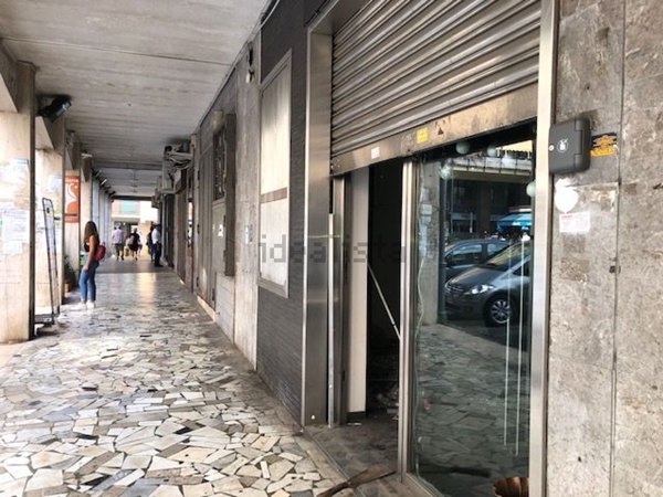 locale commerciale in vendita a Napoli in zona Vomero