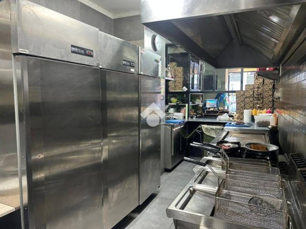 negozio in vendita a Napoli in zona Secondigliano