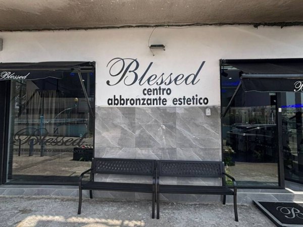 negozio in vendita a Napoli in zona Capodimonte / Colli Aminei