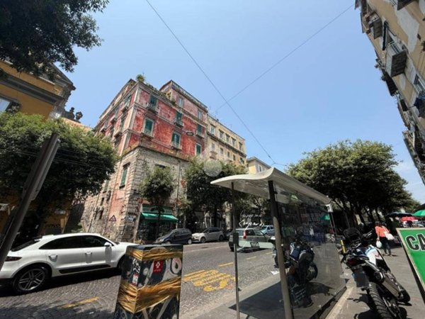 negozio in vendita a Napoli in zona San Carlo all'Arena