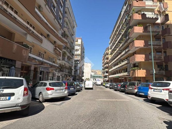negozio in vendita a Napoli in zona Vomero