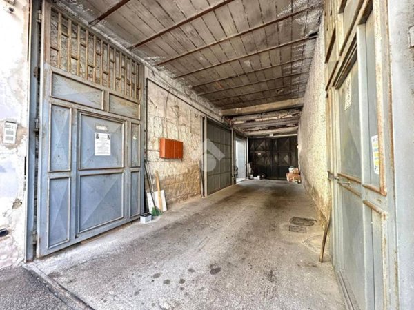 locale commerciale in vendita a Napoli in zona Secondigliano