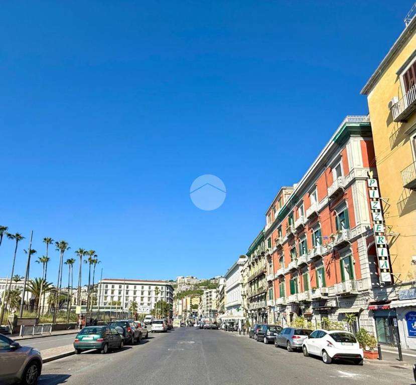 appartamento in vendita a Napoli in zona Chiaia