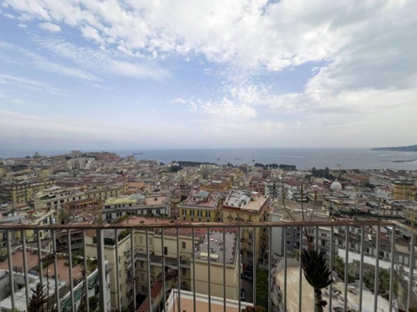 appartamento in vendita a Napoli in zona Chiaia