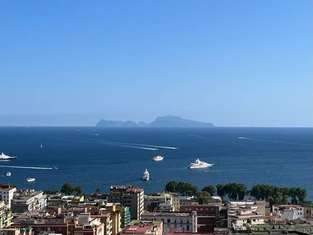 appartamento in vendita a Napoli in zona Chiaia