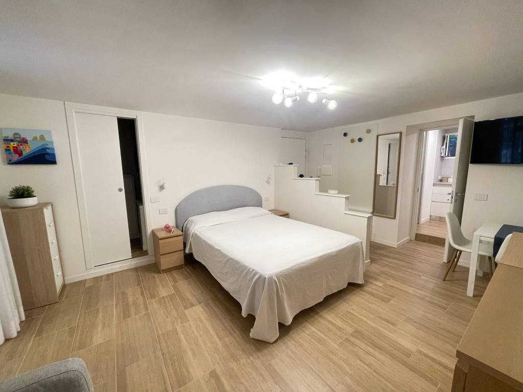 appartamento in vendita a Napoli in zona Chiaia