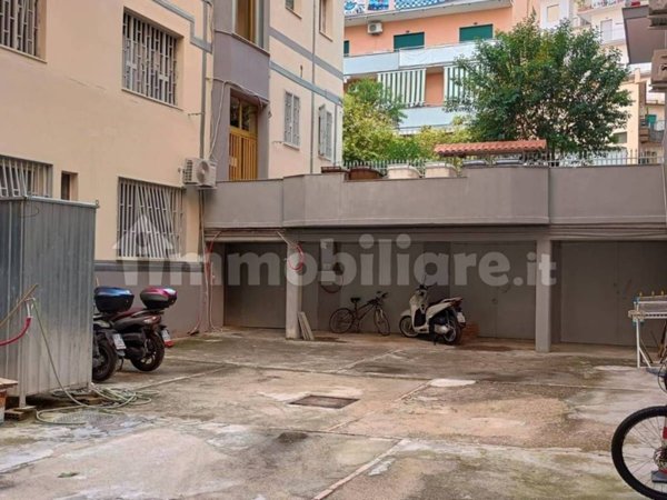 locale commerciale in vendita a Napoli in zona Arenella