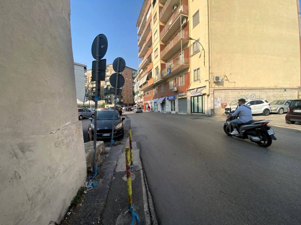 negozio in vendita a Napoli in zona Fuorigrotta