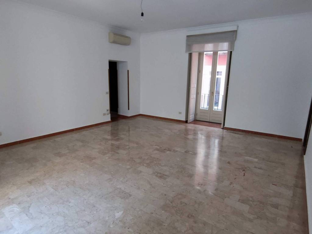 appartamento in vendita a Napoli in zona Chiaia