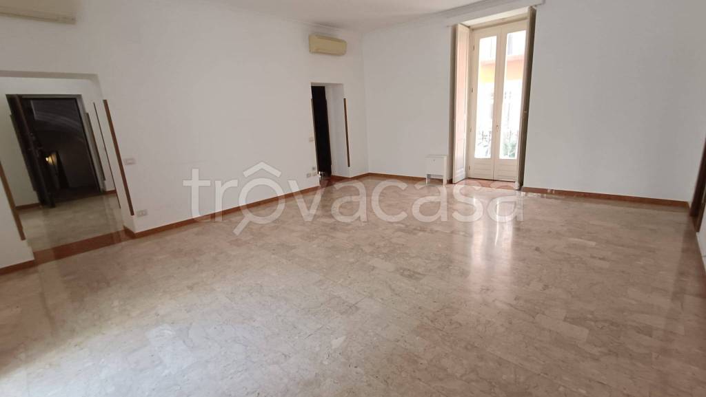 appartamento in vendita a Napoli in zona Chiaia