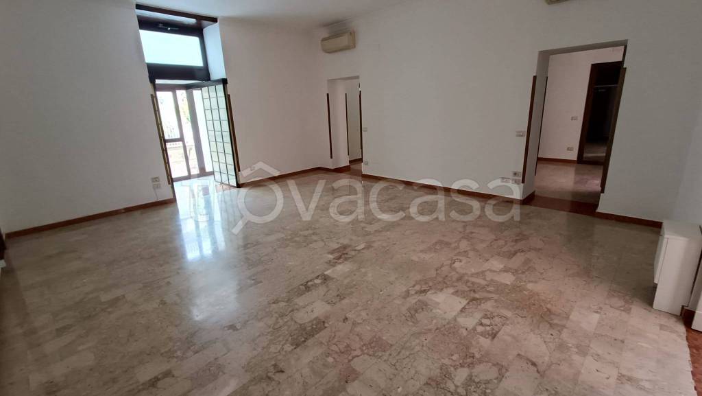 appartamento in vendita a Napoli in zona Chiaia