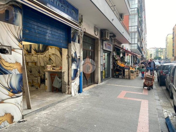 negozio in vendita a Napoli in zona Bagnoli