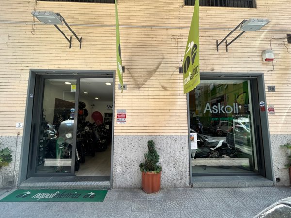 locale commerciale in vendita a Napoli